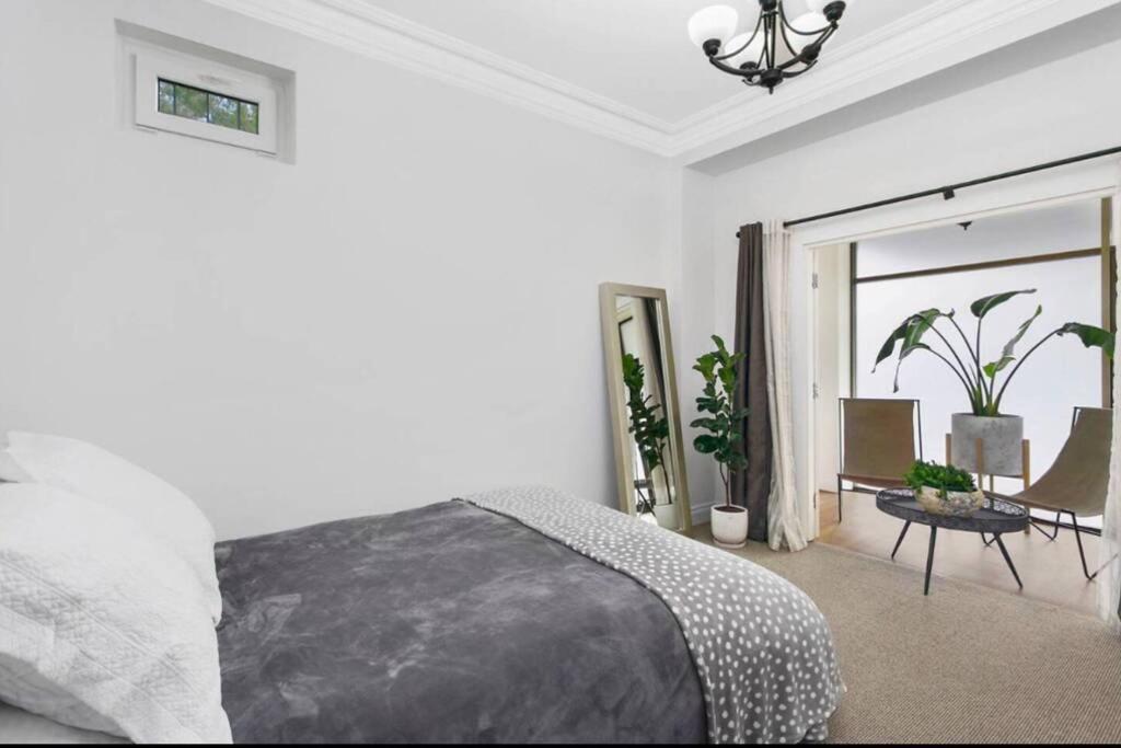 On Balmoral Hill Apartment