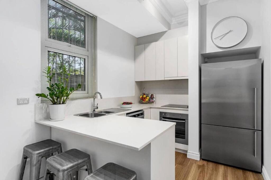 On Balmoral Hill Apartment